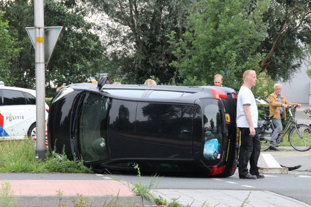 Auto belandt op zijn kant