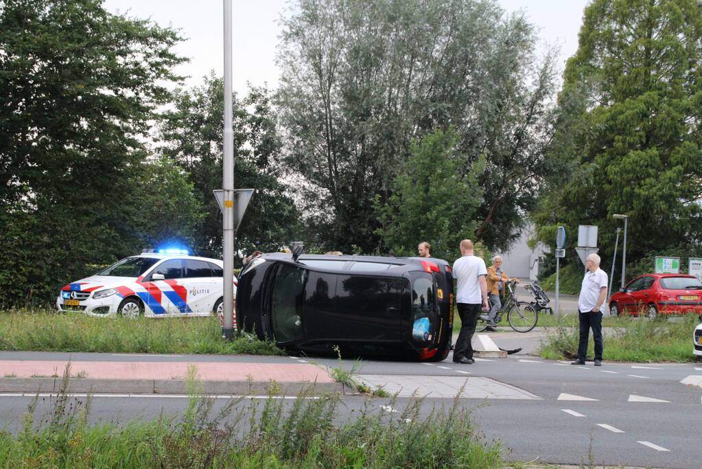 Auto belandt op zijn kant