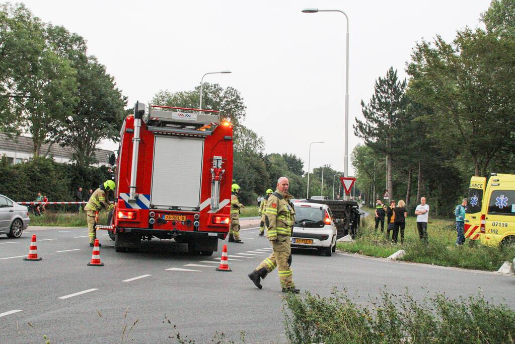 Auto belandt op zijn kant