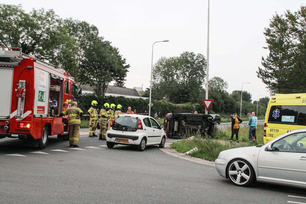 Auto belandt op zijn kant
