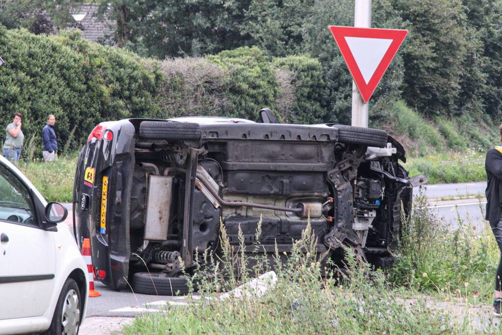 Auto belandt op zijn kant