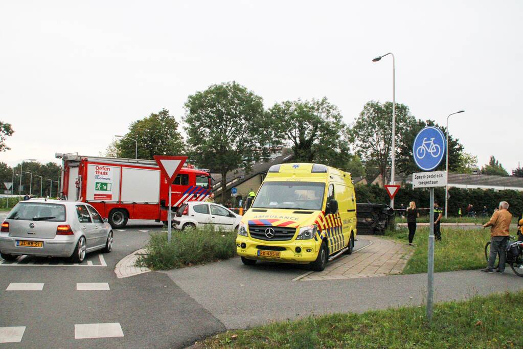 Auto belandt op zijn kant