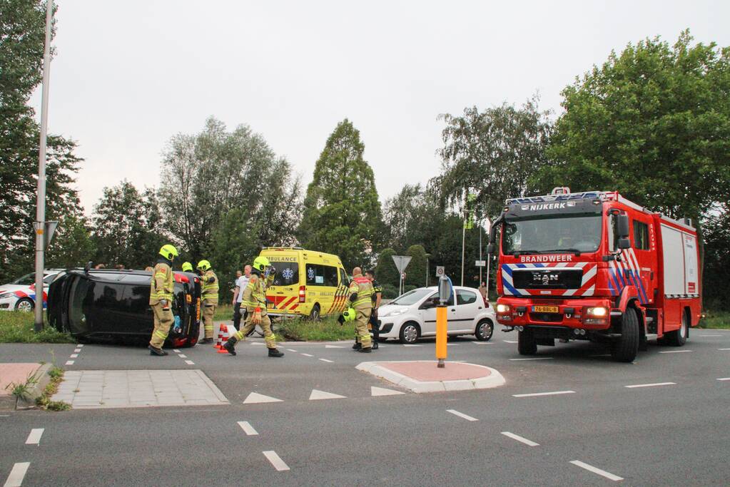 Auto belandt op zijn kant