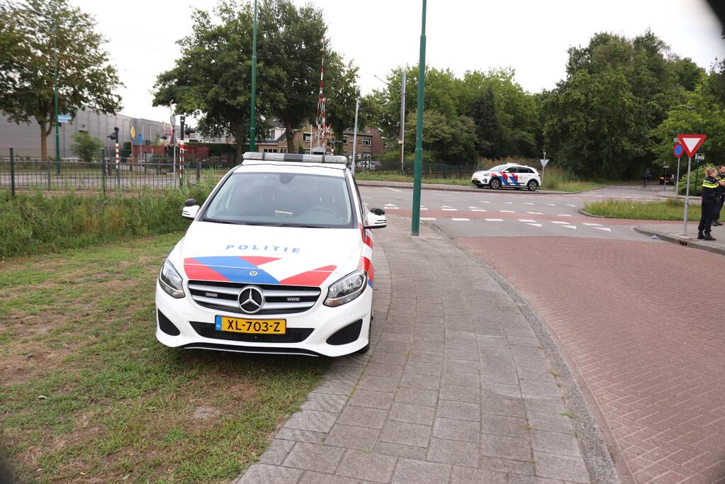 Scooterrijder botst op afslaande auto