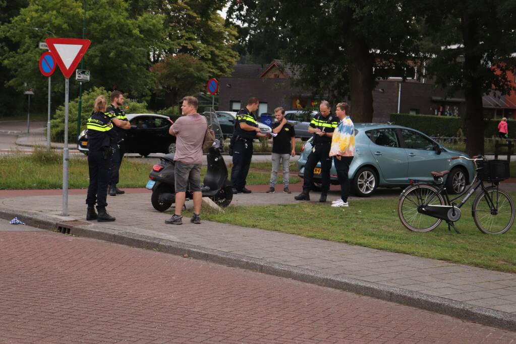 Scooterrijder botst op afslaande auto