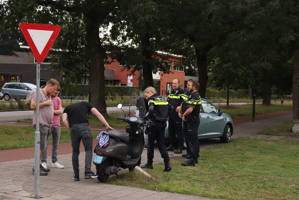 Scooterrijder botst op afslaande auto