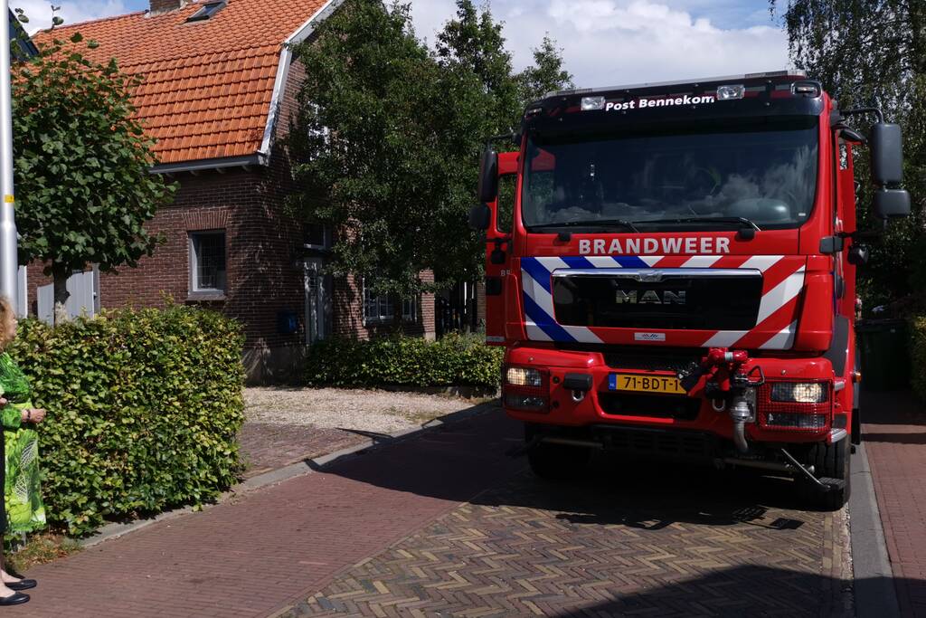 Brandweer doet onderzoek naar gaslucht in woning