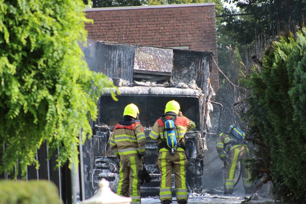 Vrachtwagen volledig verwoest door brand