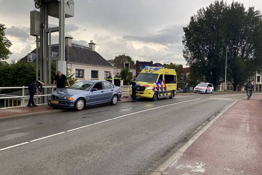 Auto botst tegen hek van brug