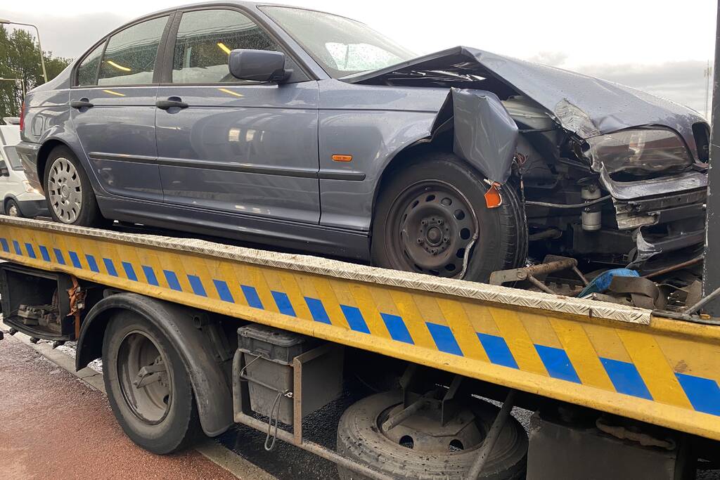 Auto botst tegen hek van brug