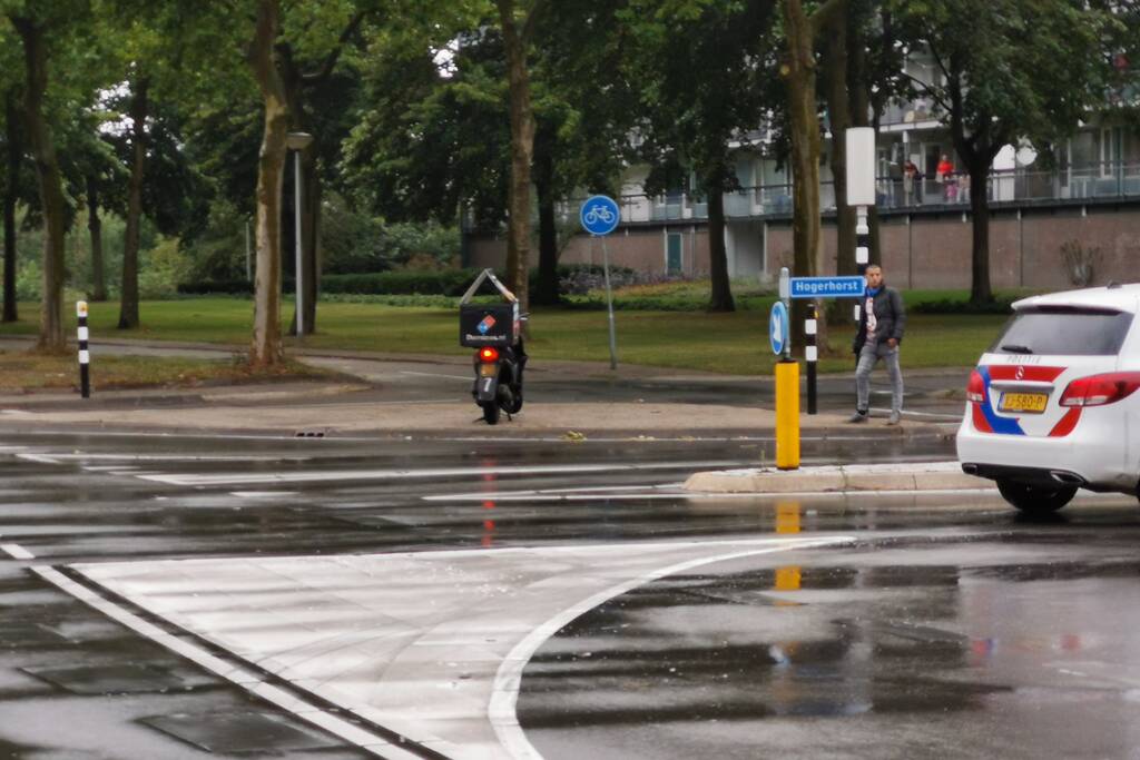 Bezorger aangereden door bestelbus