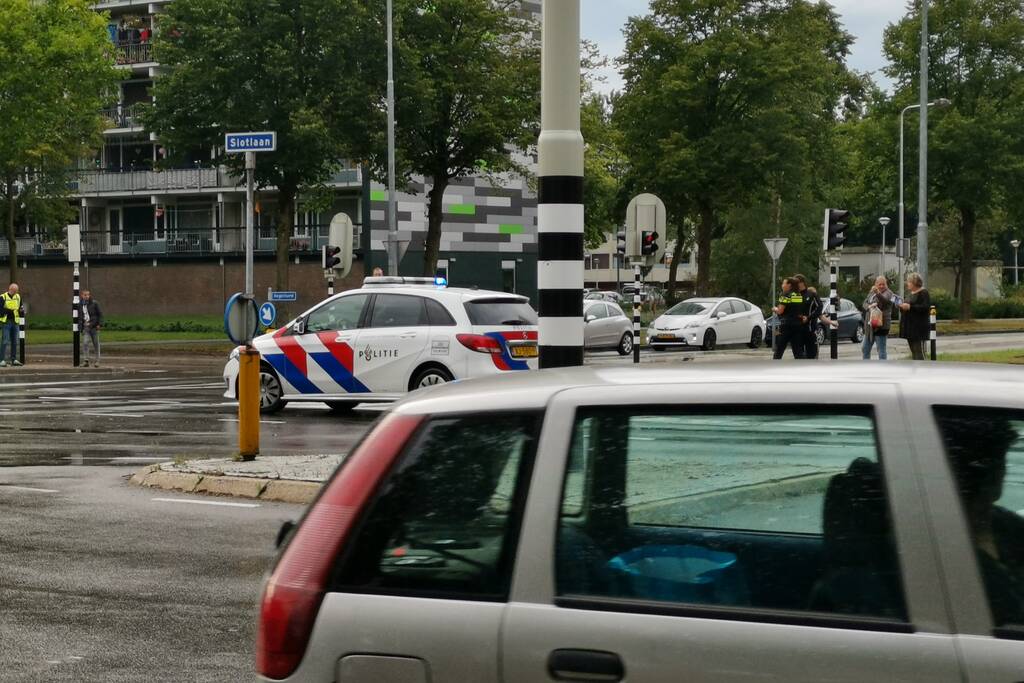 Bezorger aangereden door bestelbus