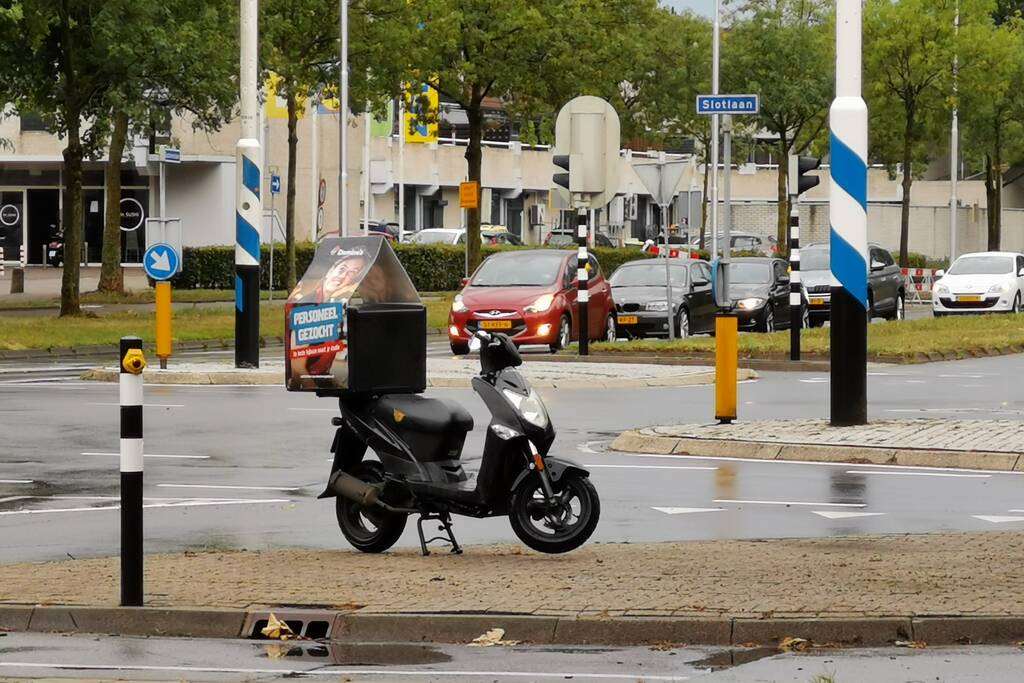 Bezorger aangereden door bestelbus