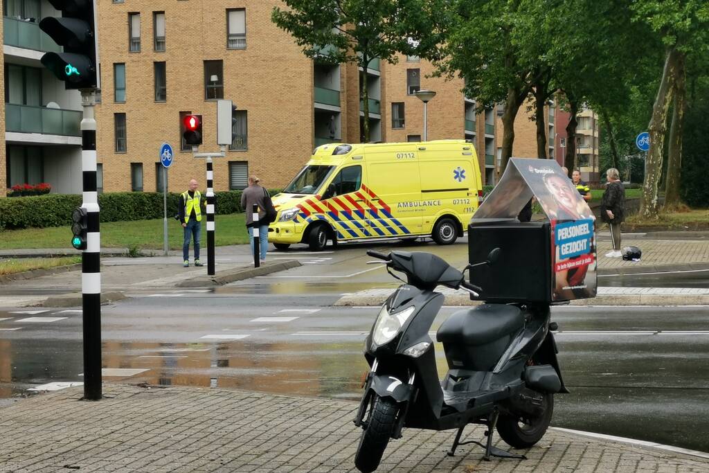 Bezorger aangereden door bestelbus