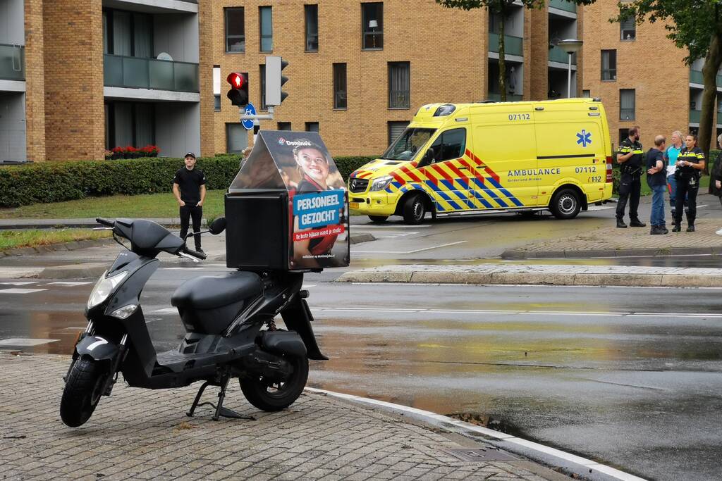 Bezorger aangereden door bestelbus