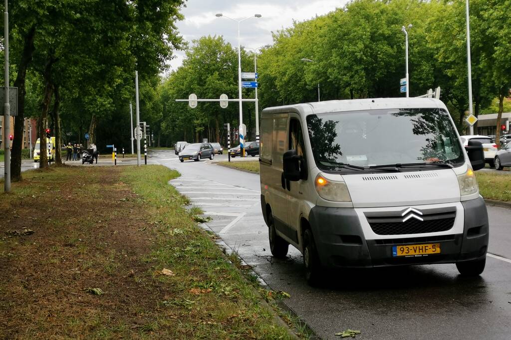 Bezorger aangereden door bestelbus
