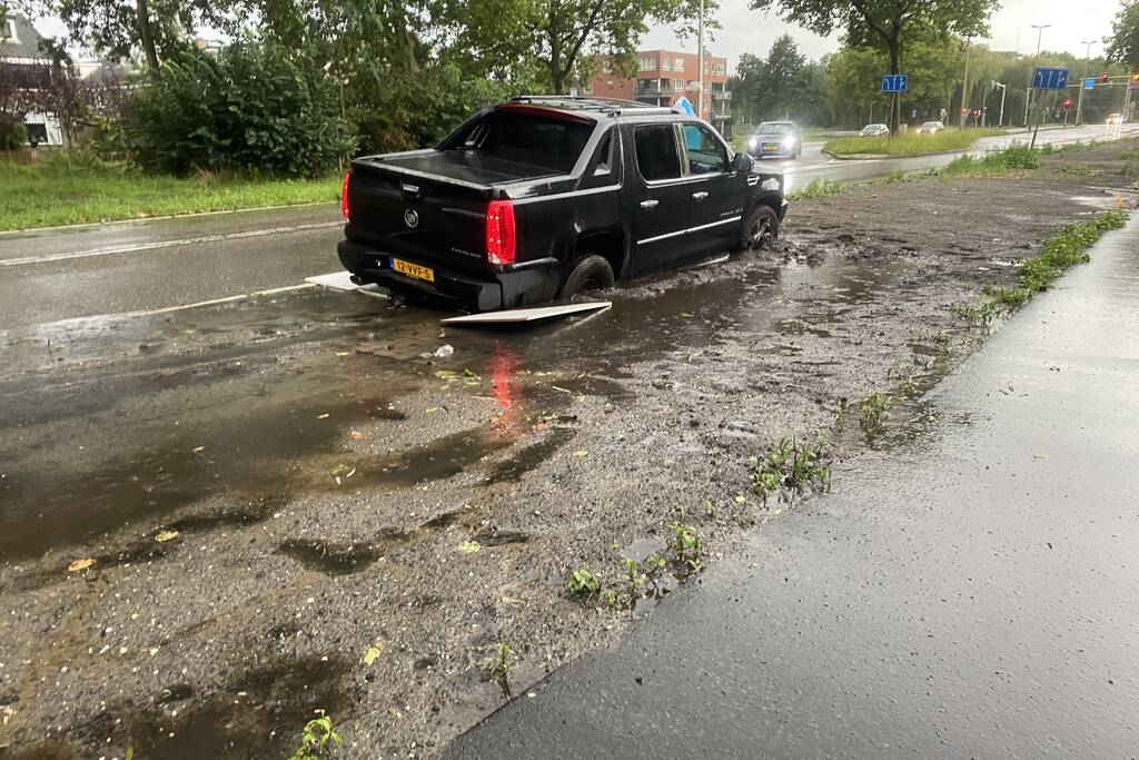 Chevrolet pickup komt vast te zitten in blubber