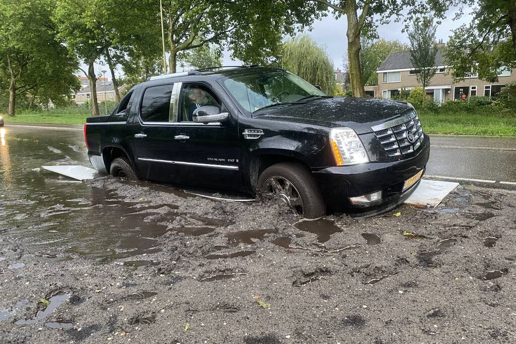 Chevrolet pickup komt vast te zitten in blubber