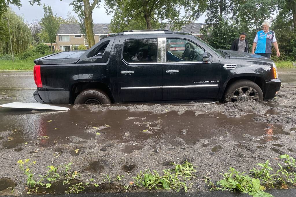 Chevrolet pickup komt vast te zitten in blubber