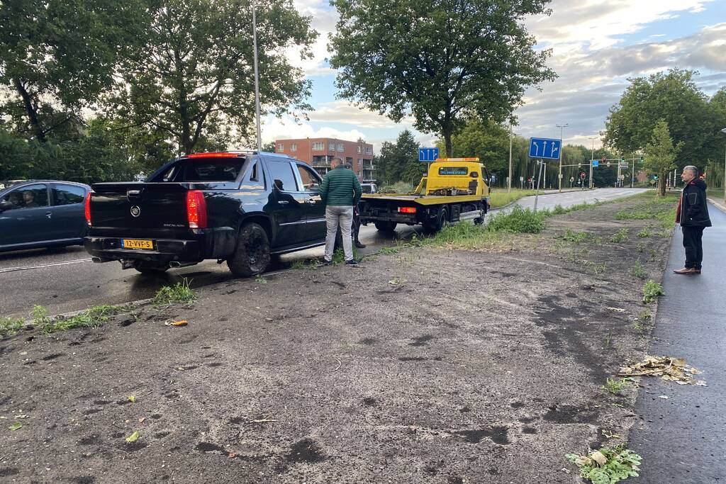 Chevrolet pickup komt vast te zitten in blubber