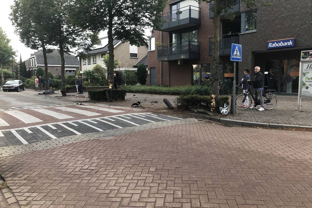 Enorme schade na crash bij oversteekplaats