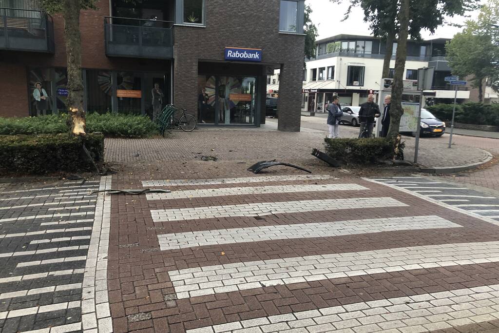 Enorme schade na crash bij oversteekplaats