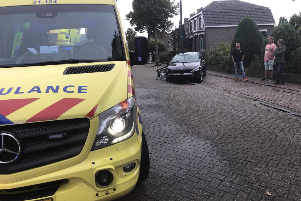 Enorme schade na crash bij oversteekplaats