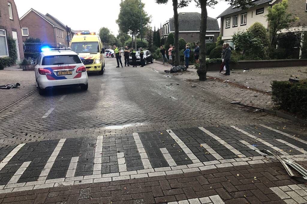 Enorme schade na crash bij oversteekplaats