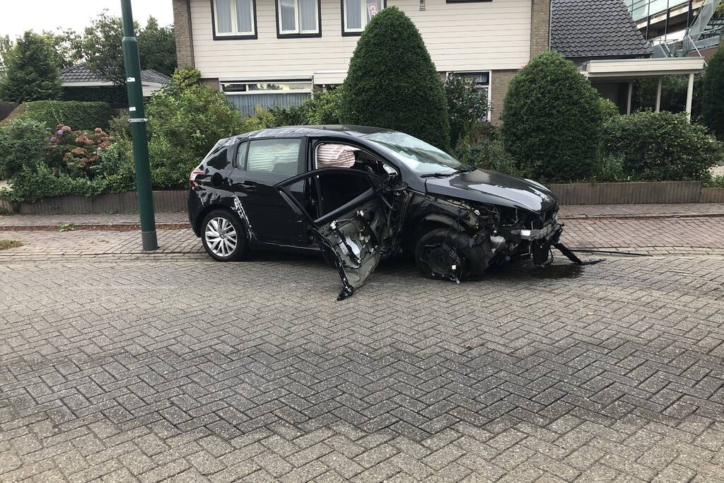 Enorme schade na crash bij oversteekplaats