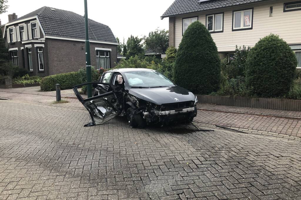 Enorme schade na crash bij oversteekplaats