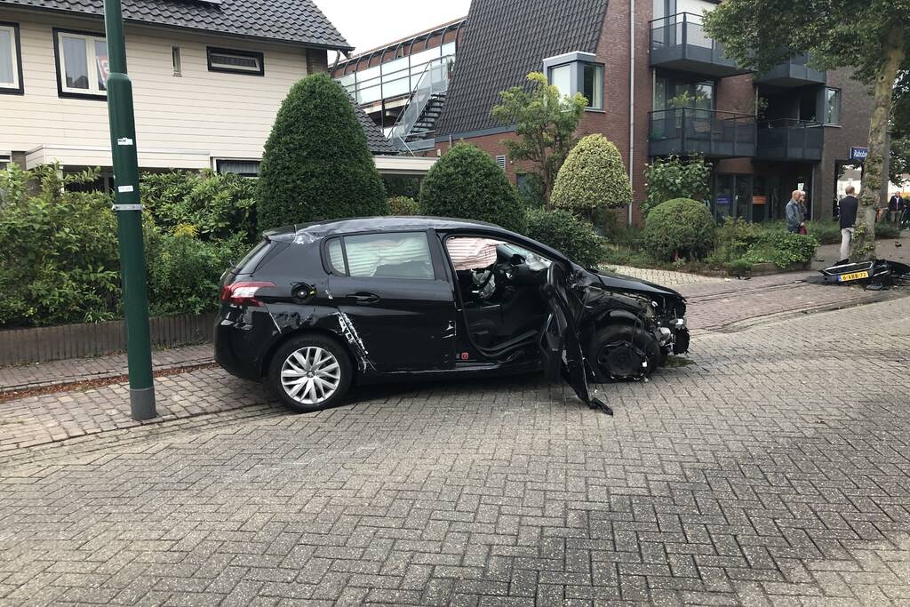 Enorme schade na crash bij oversteekplaats