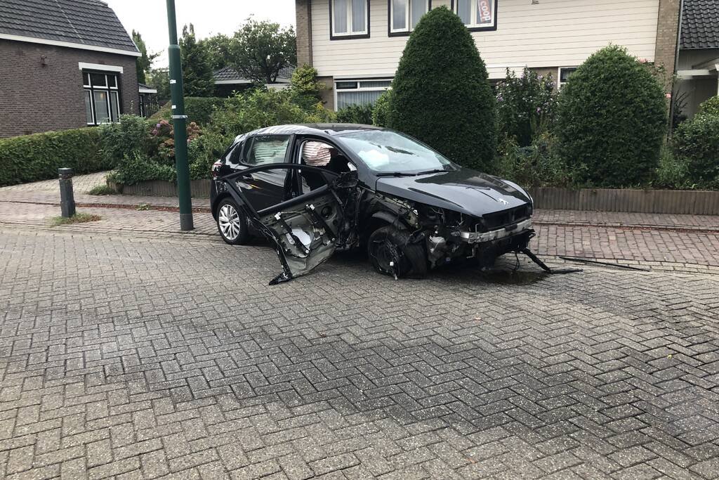 Enorme schade na crash bij oversteekplaats