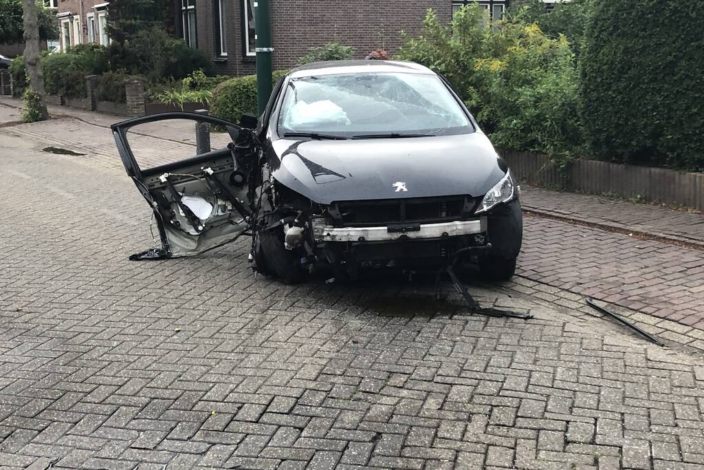 Enorme schade na crash bij oversteekplaats