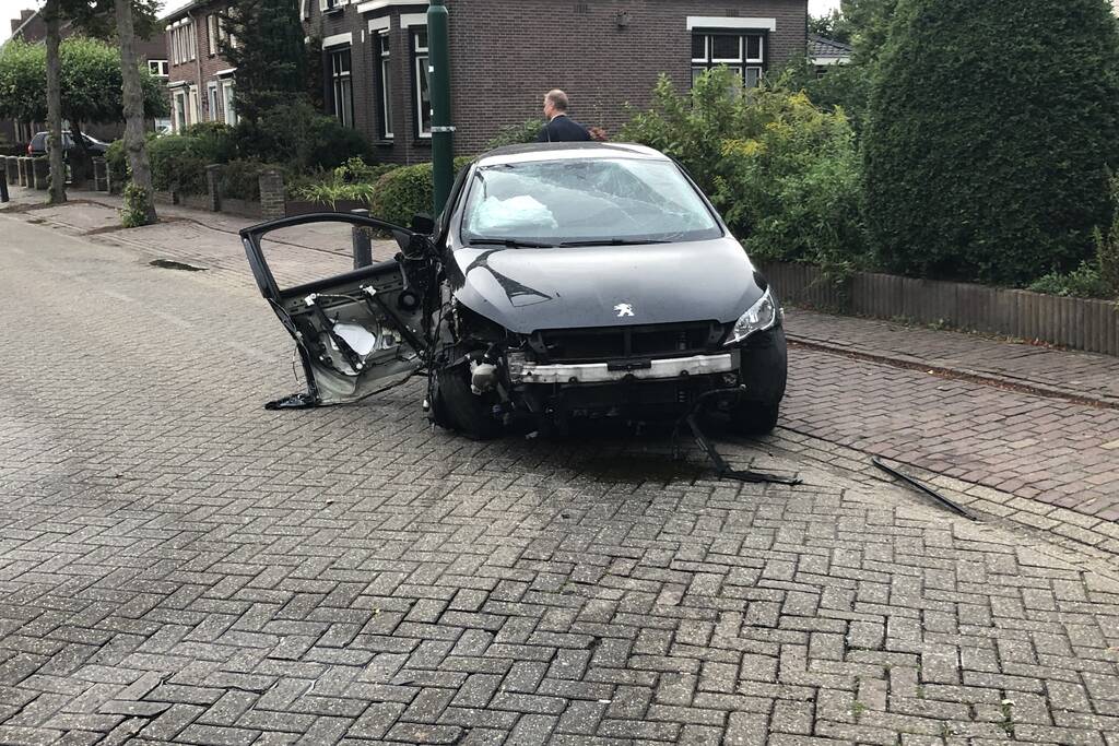 Enorme schade na crash bij oversteekplaats