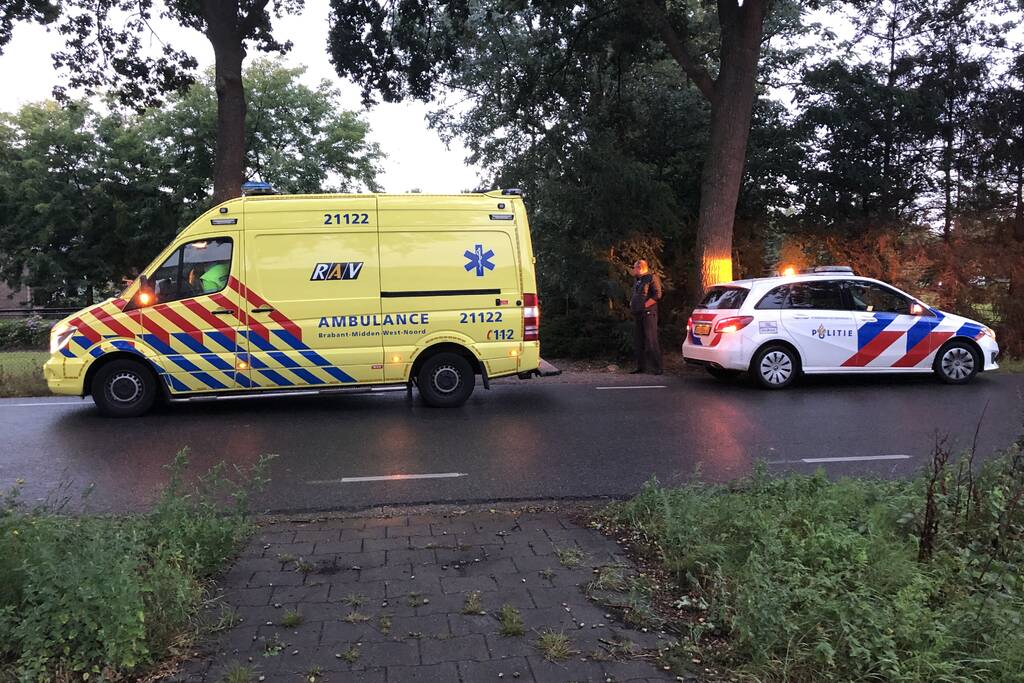 Auto raakt van de weg en belandt in sloot