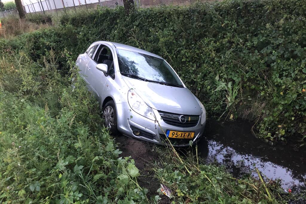 Auto raakt van de weg en belandt in sloot