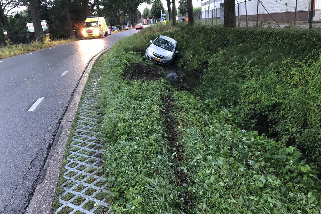 Auto raakt van de weg en belandt in sloot