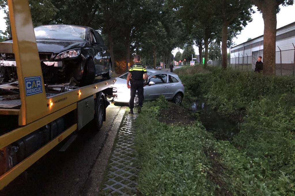 Auto raakt van de weg en belandt in sloot