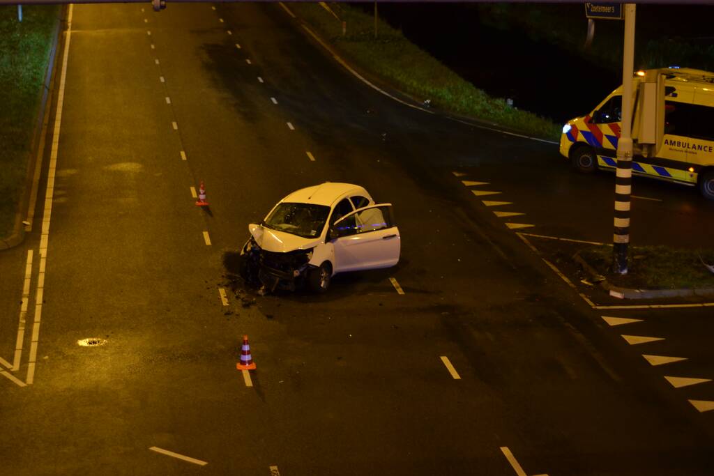Automobilist borst frontaal op verkeerspaal
