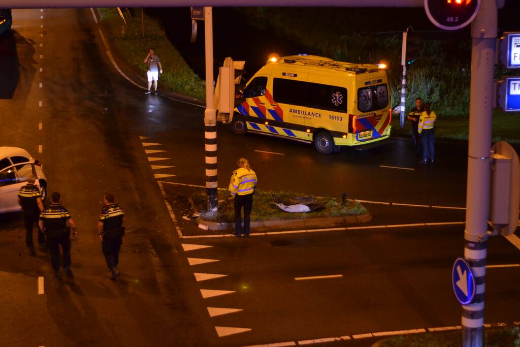 Automobilist borst frontaal op verkeerspaal