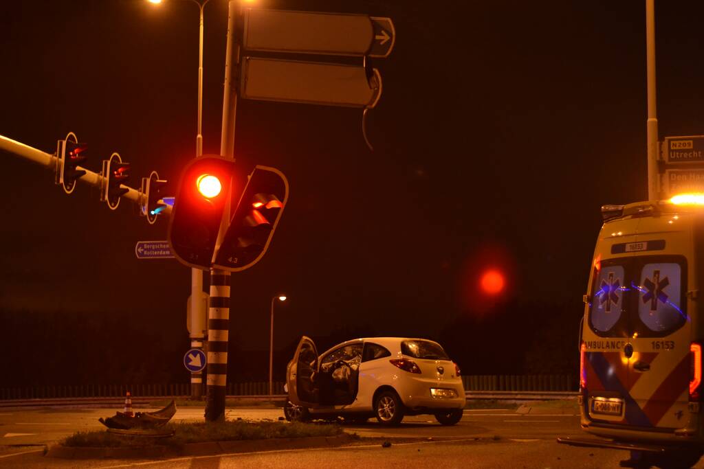 Automobilist borst frontaal op verkeerspaal
