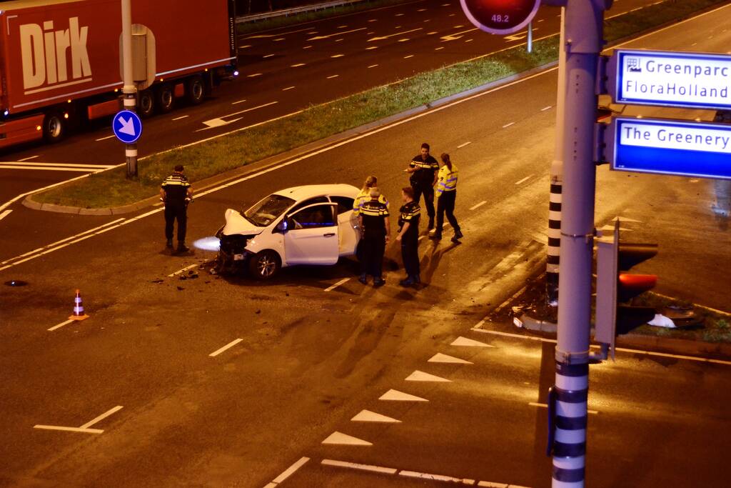 Automobilist borst frontaal op verkeerspaal