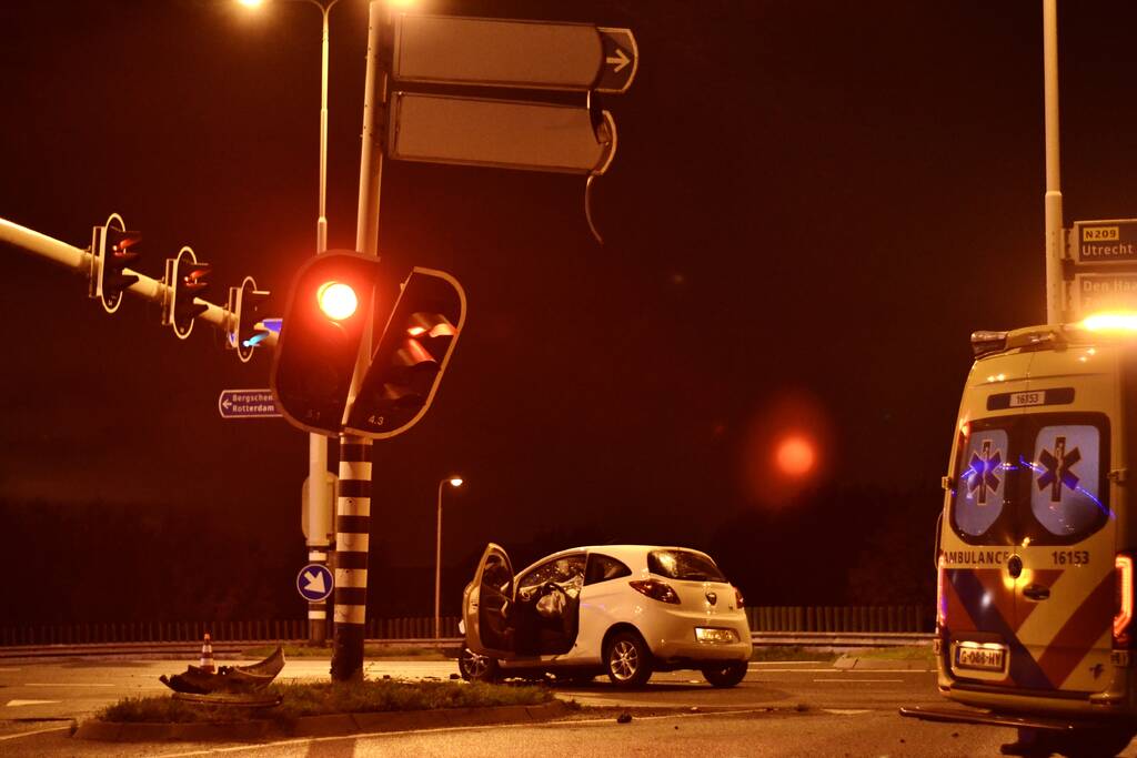 Automobilist borst frontaal op verkeerspaal