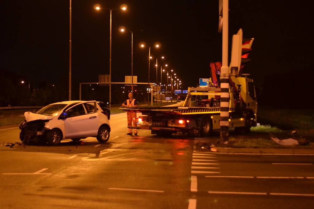 Automobilist borst frontaal op verkeerspaal
