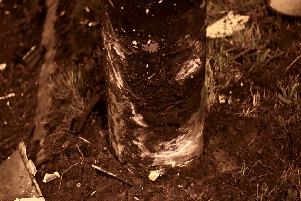 Automobilist borst frontaal op verkeerspaal