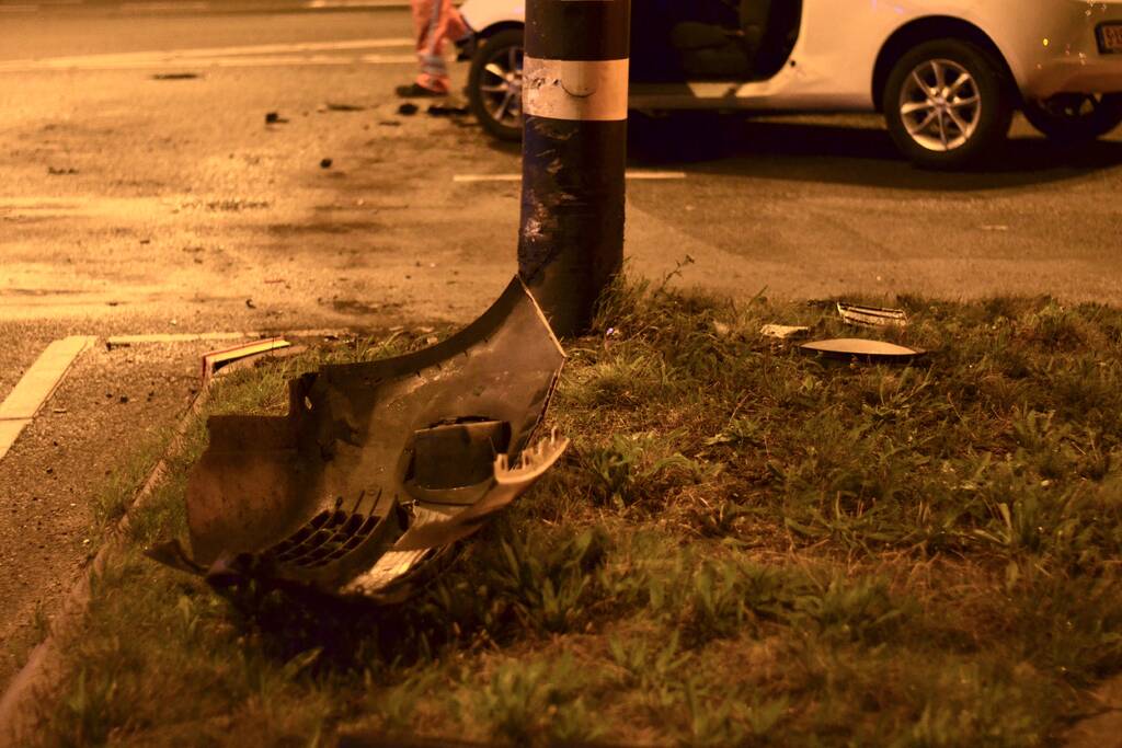 Automobilist borst frontaal op verkeerspaal