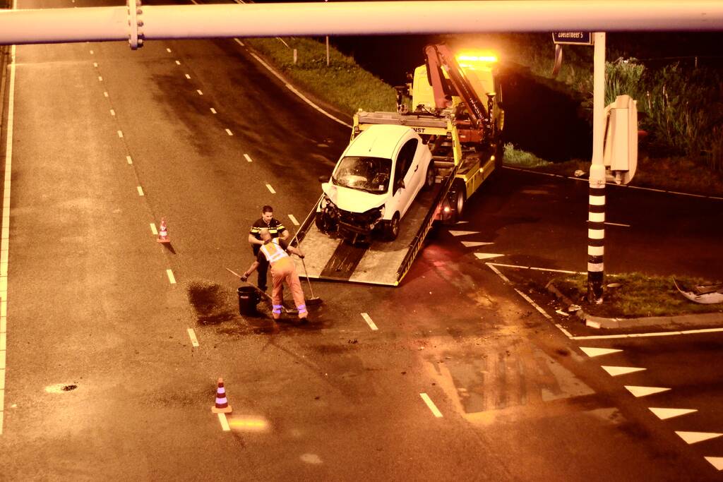 Automobilist borst frontaal op verkeerspaal