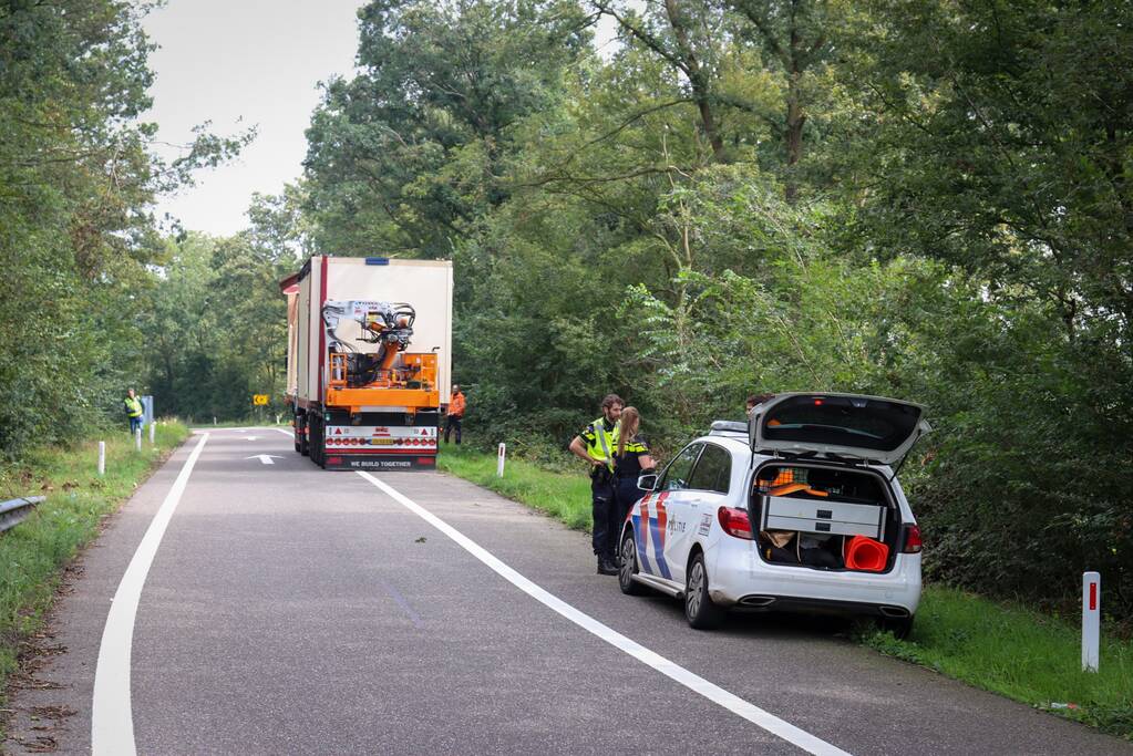 Vrachtwagenchauffeur rijdt met lading tegen viaduct