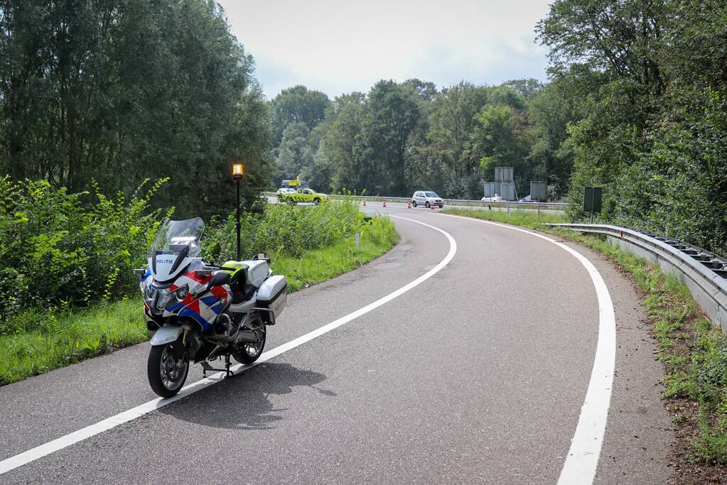 Vrachtwagenchauffeur rijdt met lading tegen viaduct