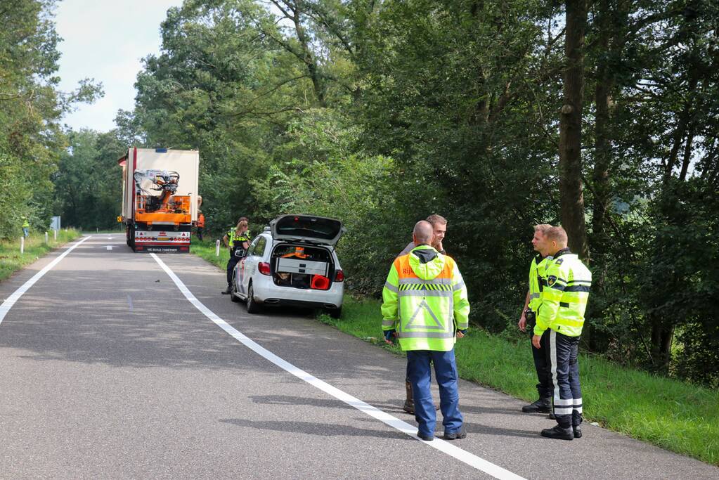 Vrachtwagenchauffeur rijdt met lading tegen viaduct
